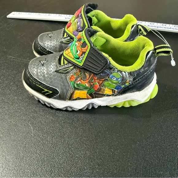 TMNT Teenage Mutant Ninja Turtles Light Up Sneakers - Picture 3 of 9